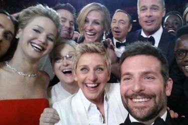 Le selfie le plus cher du monde avec Bradley, Angelina, Meryl, Ellen, Brad, Julia... 