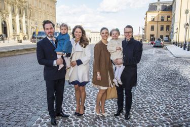 Les princesses Madeleine et Victoria de Suède avec leurs époux et leurs filles à Stockholm, le 21 mars 2015