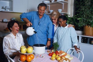 Paris, Février 1994. Roger HANIN dans la cuisine de son appartement du XVIe arrondissement, préparant un minestrone en compagnie de son épouse Christine GOUZE-RENAL, de sa fille Isabelle, et de Liliane, l'employée de maison à son service depuis vingt-cinq ans.