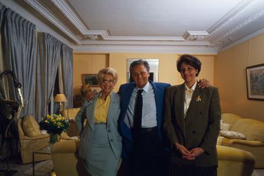 Paris, Février 1994. Roger HANIN dans son appartement du XVIe arrondissement avec son épouse Christine GOUZE-RENAL et sa fille Isabelle.