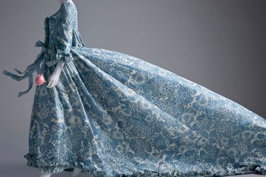 Parmi les pièces phares de l&#039;exposition, la robe portée par Kirsten Dunst dans &quot;Marie-Antoinette&quot;