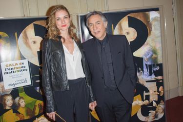 Richard Berry et sa compagne Pascale Louange au gala Enfance Majuscule à Paris, le 9 mars 2015