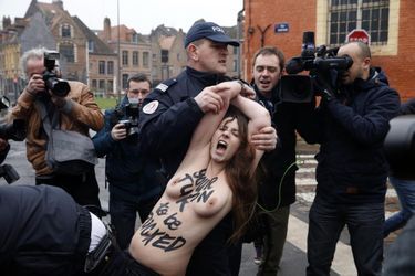 DSK accueilli par les Femen à son procès - "Macs ou clients, déclarés coupables"
