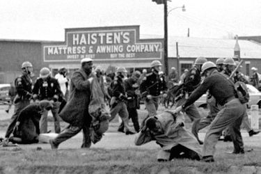 Ci-dessus, la violente répression  du "Bloody Sunday" le 7 mars 1965. Par AFP. "Le travail n'est pas terminé": Barack Obama célèbre samedi à Selma (Alabama) la marche pour les droits civiques qui a marqué un tournant dans l'histoire des Etats-Unis en garantissant le droit de vote aux Afro-Américains des Etats du Sud.Le premier président noir de l'histoire des Etats-Unis doit s'exprimer devant le pont Edmund Pettus sur lequel, le 7 mars 1965, plusieurs centaines de manifestants pacifiques furent violemment repoussés par la police dans un assaut qui traumatisa l'Amérique et aboutit, quelques mois plus tard, au Voting Rights Act.Barack Obama avait trois ans au moment des faits. Il a appris cette histoire par sa mère, quand il avait "six, sept, huit ans". "Elle me donnait des tas de livres pour enfants sur la lutte pour les droits civiques. Elle mettait des chansons de Mahalia Jackson (qui fut une proche de Martin Luther King, NDLR)", a-t-il raconté à la veille de cette célébration.Le discours présidentiel intervient trois jours après la publication d'un rapport accablant du ministère de la Justice pointant les comportements discriminatoires de la police de Ferguson (Missouri), théâtre de violentes émeutes après la mort en août dernier d'un jeune Noir abattu par un policier blanc.Selma, ville de 20.000 habitants (dont 80% de Noirs), se prépare depuis plusieurs jours à ce week-end de commémoration auquel l'ancien président George W. Bush et plus d'une centaine d'élus du Congrès doivent participer.Le 15e amendement de la Constitution américaine, adopté en 1870, interdit de refuser le droit de vote à tout citoyen "sur la base de sa race ou de sa couleur". Dans plusieurs Etats du Sud, il a longtemps été bafoué."Au rythme actuel, il faudra 103 ans pour que les 15.000 Noirs du comté de Dallas puissent s"inscrire sur les listes électorales", lançait Martin Luther King en janvier 1965 à Selma.Si la loi signée le 6 août 1965 par le président Lyndon Johnson a marqué une rupture, nombre d'activistes considèrent que ce chapitre n'est pas clos.