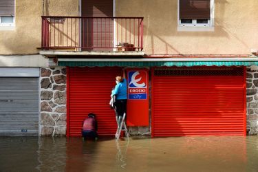 Residents try to open a shop in the Martutene neighbourhood of San Sebastian