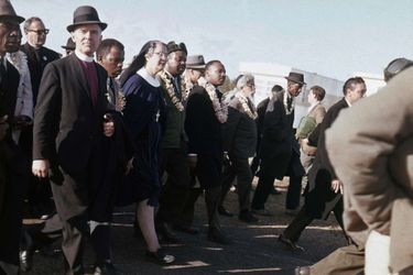 En mars, la marche de Selma à Montgomery avec Martin-Luther KingPar AFP. "Le travail n'est pas terminé": Barack Obama célèbre samedi à Selma (Alabama) la marche pour les droits civiques qui a marqué un tournant dans l'histoire des Etats-Unis en garantissant le droit de vote aux Afro-Américains des Etats du Sud.Le premier président noir de l'histoire des Etats-Unis doit s'exprimer devant le pont Edmund Pettus sur lequel, le 7 mars 1965, plusieurs centaines de manifestants pacifiques furent violemment repoussés par la police dans un assaut qui traumatisa l'Amérique et aboutit, quelques mois plus tard, au Voting Rights Act.Barack Obama avait trois ans au moment des faits. Il a appris cette histoire par sa mère, quand il avait "six, sept, huit ans". "Elle me donnait des tas de livres pour enfants sur la lutte pour les droits civiques. Elle mettait des chansons de Mahalia Jackson (qui fut une proche de Martin Luther King, NDLR)", a-t-il raconté à la veille de cette célébration.Le discours présidentiel intervient trois jours après la publication d'un rapport accablant du ministère de la Justice pointant les comportements discriminatoires de la police de Ferguson (Missouri), théâtre de violentes émeutes après la mort en août dernier d'un jeune Noir abattu par un policier blanc.Selma, ville de 20.000 habitants (dont 80% de Noirs), se prépare depuis plusieurs jours à ce week-end de commémoration auquel l'ancien président George W. Bush et plus d'une centaine d'élus du Congrès doivent participer.Le 15e amendement de la Constitution américaine, adopté en 1870, interdit de refuser le droit de vote à tout citoyen "sur la base de sa race ou de sa couleur". Dans plusieurs Etats du Sud, il a longtemps été bafoué."Au rythme actuel, il faudra 103 ans pour que les 15.000 Noirs du comté de Dallas puissent s"inscrire sur les listes électorales", lançait Martin Luther King en janvier 1965 à Selma.Si la loi signée le 6 août 1965 par le président Lyndon Johnson a marqué une rupture, nombre d'activistes considèrent que ce chapitre n'est pas clos.