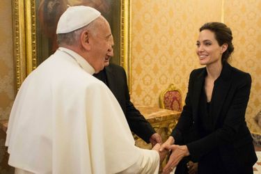 Avec l’actrice Angelina Jolie, reçue en audience le 8 janvier 2015.Plutôt que la paille dans l’oeil du voisin, il regarde la poutre dans celui de l’Eglise<br />
. Et ne se fait pas que des amis au Vatican. Les scandales survenus avant le dernier conclave ont montré l’ampleur de la crise. Ils sont pour beaucoup dans la renonciation de Benoît XVI<br />
. Les cardinaux électeurs qui ont placé François à la tête de l’Eglise catholique attendaient de lui une réforme de la curie<br />
. Pas un bouleversement. Mais les rares oppositions sont tempérées par une proximité nouvelle avec ce pape. Lors du dernier synode, il a pris, tous les matins, le café avec les cardinaux. Une des clés de sa réussite.Toujours là où on ne l’attend pas. Avec la même obsession : ne pas se couper du monde. Ce jour-là, c’est au self du personnel (photo 5) que le chef de l’Eglise catholique arrive sans prévenir. Et pas seulement pour saluer les électriciens, plombiers, jardiniers et autres artisans de la cité papale. « Il était dans la file comme tout le monde, a pris un plateau, des couverts et attendu pour se faire servir », raconte le responsable de la cantine. A son menu : pâtes sans sauce, cabillaud, gratin de légumes, quelques frites, une pomme et de l’eau – « même pas pétillante ». Son moment préféré du repas : le dessert, surtout quand il y a du « dulce de leche ». Le Pape montre un véritable intérêt pour les gens. Il pose des questions sur le métier, les enfants, la famille...