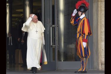 Le 6 octobre 2014, à la sortie de la salle Paul-VI après le premier synode sur la famille, le Pape rejoint à pied, ses appartements de Santa Marta. En chemin, il salue un Garde suisse.Plutôt que la paille dans l’oeil du voisin, il regarde la poutre dans celui de l’Eglise<br />
. Et ne se fait pas que des amis au Vatican. Les scandales survenus avant le dernier conclave ont montré l’ampleur de la crise. Ils sont pour beaucoup dans la renonciation de Benoît XVI<br />
. Les cardinaux électeurs qui ont placé François à la tête de l’Eglise catholique attendaient de lui une réforme de la curie<br />
. Pas un bouleversement. Mais les rares oppositions sont tempérées par une proximité nouvelle avec ce pape. Lors du dernier synode, il a pris, tous les matins, le café avec les cardinaux. Une des clés de sa réussite.Toujours là où on ne l’attend pas. Avec la même obsession : ne pas se couper du monde. Ce jour-là, c’est au self du personnel (photo 5) que le chef de l’Eglise catholique arrive sans prévenir. Et pas seulement pour saluer les électriciens, plombiers, jardiniers et autres artisans de la cité papale. « Il était dans la file comme tout le monde, a pris un plateau, des couverts et attendu pour se faire servir », raconte le responsable de la cantine. A son menu : pâtes sans sauce, cabillaud, gratin de légumes, quelques frites, une pomme et de l’eau – « même pas pétillante ». Son moment préféré du repas : le dessert, surtout quand il y a du « dulce de leche ». Le Pape montre un véritable intérêt pour les gens. Il pose des questions sur le métier, les enfants, la famille...