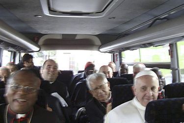 Rome, jeudi 14 mars 2013 : au lendemain de son élection, le pape argentin est assis dans le minibus au milieu des cardinaux.Plutôt que la paille dans l’oeil du voisin, il regarde la poutre dans celui de l’Eglise<br />
. Et ne se fait pas que des amis au Vatican. Les scandales survenus avant le dernier conclave ont montré l’ampleur de la crise. Ils sont pour beaucoup dans la renonciation de Benoît XVI<br />
. Les cardinaux électeurs qui ont placé François à la tête de l’Eglise catholique attendaient de lui une réforme de la curie<br />
. Pas un bouleversement. Mais les rares oppositions sont tempérées par une proximité nouvelle avec ce pape. Lors du dernier synode, il a pris, tous les matins, le café avec les cardinaux. Une des clés de sa réussite.Toujours là où on ne l’attend pas. Avec la même obsession : ne pas se couper du monde. Ce jour-là, c’est au self du personnel (photo 5) que le chef de l’Eglise catholique arrive sans prévenir. Et pas seulement pour saluer les électriciens, plombiers, jardiniers et autres artisans de la cité papale. « Il était dans la file comme tout le monde, a pris un plateau, des couverts et attendu pour se faire servir », raconte le responsable de la cantine. A son menu : pâtes sans sauce, cabillaud, gratin de légumes, quelques frites, une pomme et de l’eau – « même pas pétillante ». Son moment préféré du repas : le dessert, surtout quand il y a du « dulce de leche ». Le Pape montre un véritable intérêt pour les gens. Il pose des questions sur le métier, les enfants, la famille...