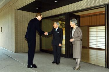 Le prince au Japon, sans Kate Middleton  - Le prince William rencontre le couple impérial