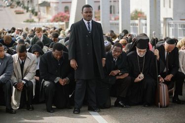 David Oyelowo est Martin Luther-King dans le film d'Ava DuVernay, "Selma".Par AFP. "Le travail n'est pas terminé": Barack Obama célèbre samedi à Selma (Alabama) la marche pour les droits civiques qui a marqué un tournant dans l'histoire des Etats-Unis en garantissant le droit de vote aux Afro-Américains des Etats du Sud.Le premier président noir de l'histoire des Etats-Unis doit s'exprimer devant le pont Edmund Pettus sur lequel, le 7 mars 1965, plusieurs centaines de manifestants pacifiques furent violemment repoussés par la police dans un assaut qui traumatisa l'Amérique et aboutit, quelques mois plus tard, au Voting Rights Act.Barack Obama avait trois ans au moment des faits. Il a appris cette histoire par sa mère, quand il avait "six, sept, huit ans". "Elle me donnait des tas de livres pour enfants sur la lutte pour les droits civiques. Elle mettait des chansons de Mahalia Jackson (qui fut une proche de Martin Luther King, NDLR)", a-t-il raconté à la veille de cette célébration.Le discours présidentiel intervient trois jours après la publication d'un rapport accablant du ministère de la Justice pointant les comportements discriminatoires de la police de Ferguson (Missouri), théâtre de violentes émeutes après la mort en août dernier d'un jeune Noir abattu par un policier blanc.Selma, ville de 20.000 habitants (dont 80% de Noirs), se prépare depuis plusieurs jours à ce week-end de commémoration auquel l'ancien président George W. Bush et plus d'une centaine d'élus du Congrès doivent participer.Le 15e amendement de la Constitution américaine, adopté en 1870, interdit de refuser le droit de vote à tout citoyen "sur la base de sa race ou de sa couleur". Dans plusieurs Etats du Sud, il a longtemps été bafoué."Au rythme actuel, il faudra 103 ans pour que les 15.000 Noirs du comté de Dallas puissent s"inscrire sur les listes électorales", lançait Martin Luther King en janvier 1965 à Selma.Si la loi signée le 6 août 1965 par le président Lyndon Johnson a marqué une rupture, nombre d'activistes considèrent que ce chapitre n'est pas clos.