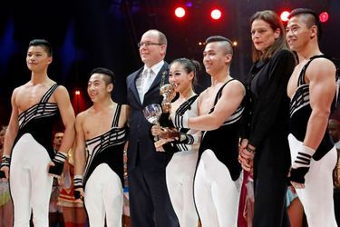 Albert et Stéphanie de Monaco avec la Troupe nationale acrobatique de Chine récompensée d&#039;un Clown d&#039;or à Monaco, le 20 janvier 2015