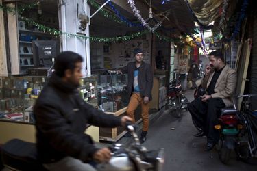 La journée, Waseem Akram (au centre), vend des accessoires pour téléphones. Le soir, il s&#039;habille et vit comme une femme