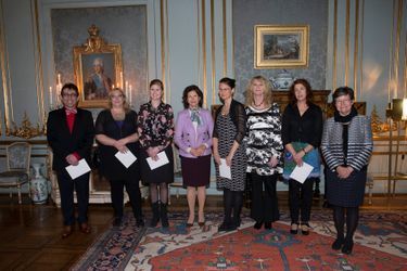 La reine Silvia de Suède avec les lauréats des bourses de sa fondation au Palais royal à Stockholm, le 28 janvier 2015
