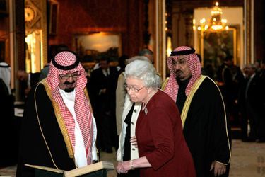 Le roi Abdallah avec la reine Elizabeth II à Londres, le 30 octobre 2007