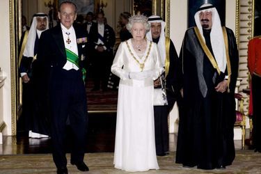 Le roi Abdallah avec la reine Elizabeth II et le duc d&#039;Edimbourg à Londres, le 30 octobre 2007