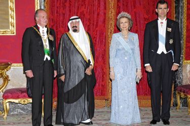 Le roi Abdallah avec le roi Juan Carlos,la reine Sophia et le prince Felipe d&#039;Espagne (photo non datée)