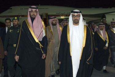Le sheikh Mohammed ben Zayed ben Sultan, prince héritier d’Abou Dabi (à doite) à Riyad, le 24 janvier 2014