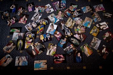 Photos de transgenres pakistanais éparpillées sur le sol d&#039;une maison de Rawalpindi