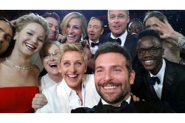 Après avoir offert de la pizza aux célèbres spectateurs, la présentatrice Ellen Degeneres a réalisé le selfie le plus retwitté de l&#039;histoire avec plus de trois millions de partages. Ce qui était à l&#039;origine une blague écrite à l&#039;avance pour surprendre Meryl Streep a finalement tourné en photo de groupe dans laquelle Jennifer Lawrence, Bradley Cooper, Angelina Jolie, Brad Pitt, Lupita Nyong&#039;o ou encore Julia Roberts prennent la pose tout sourire.