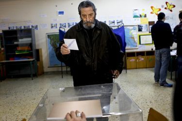 Un électeur s'apprêtant à poster son bulletin de vote