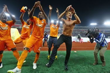 Le sélectionneur français Herve Renard a fait tomber le maillot pour danser avec son équipe, la Côte d'Ivoire, qui vient de remporter la coupe d'Afrique des Nations 2015.  