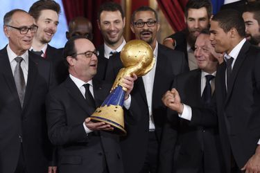 Les Experts, quintuples champions du monde de handball, ont brièvement confié leur nouveau trophée à François Hollande. 