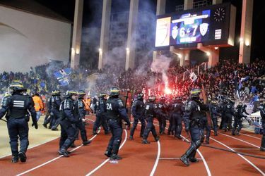Après la qualification de leur équipe en finale de la Coupe de la Ligue contre Monaco, une centaine de supporters bastiais, repoussés par les CRS, ont envahi le terrain monégasque.
