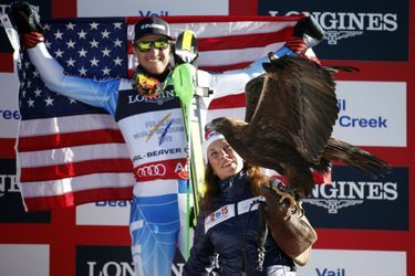 Un aigle est venu participer au podium du super-combiné des Mondiaux de ski alpin, à Beaver Creek, dans le Colorado. Ici l'Américain Ted Ligety savoure sa troisième place et admire la scène. 