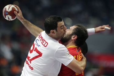 Collision à Doha, lors des Mondiaux de handball, entre Joan Canellas (Espagne) et Aymen Hammed (Tunisie). 