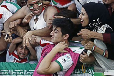 Il peut parfois être dangereux d'approcher ses supporters. L'Iranien Sardar Azmoun en a fait l'expérience après un but de son équipe, lors du match de l'Asian Cup face à l'Irak