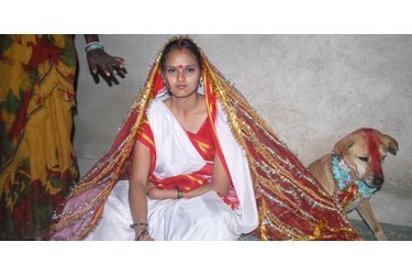 Dans un village du Jharkhand, un Etat situé dans l’est de l’Inde, un exorcisme d’un genre particulier s’est déroulé le 30 août dernier: Mangli Munda, une jeune fille de 18 ans qui se disait victime d’un sort maléfique, a épousé un chien errant, suivant les recommandations d’un conseil tribal. Retrouvez le diaporama ici<br />
