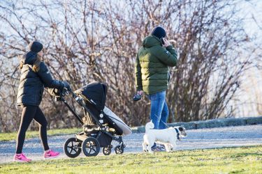 Balade en famille pour Madeleine de Suède, Christopher O&#039;Neill et leur petite Leonore à Stockholm, le 21 décembre 2014