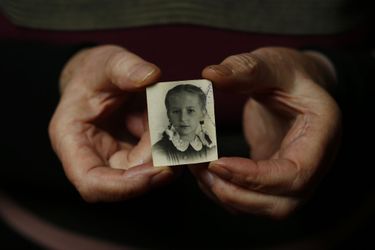 Barbara Doniecka avait 12 ans lorsqu&#039;elle a été déportée à Auschwitz Birkenau avec sa mère2