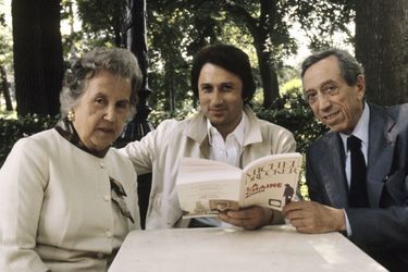 Entouré de ses parents, Abraham et Lola, au bois de Boulogne, en juillet 1979