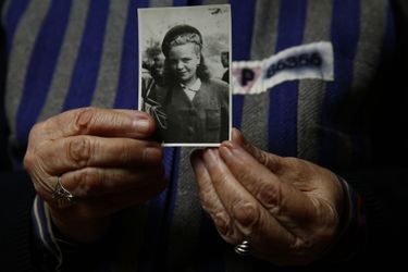 Jadwiga Bogucka tient une photo d&#039;elle prise avant sa déportation à Auschwitz Birkenau