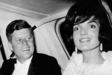 Après s'être rencontrés en 1952, le nouveau sénateur démocrate John Fitzgerald Kennedy épouse la jeune Jacqueline Bouvier en 1953. Le couple accueille sa fille Caroline en 1957, puis John Jr. en 1960, l'année même de l'élection de JFK à la tête des États-Unis. Jusqu'à la mort tragique du président en 1963, le couple restera uni et incarnera un modèle de famille et de réussite idéal auprès de toute une génération. 