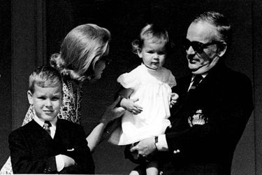 La Princesse Stéphanie De Monaco en 1966, avec Grace, Rainier et Albert