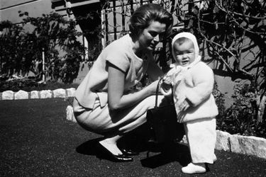 La Princesse Stéphanie De Monaco en mars 1966, avec Grace