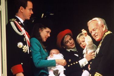 La princesse Caroline et ses enfants Andrea et Charlotte, avec les princes Rainier III et Abert, et la princesse Stéphanie à Monaco, le 19 novembr...