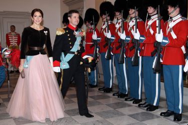 La princesse Mary et le prince Frederik arrivent pour le banquet de la nouvelle année, à Copenhague le 6 janvier 2015 
