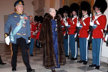 La reine Margrethe II de Danemark et le prince Henrik arrivent pour le banquet de la nouvelle année, à Copenhague le 6 janvier 2015 