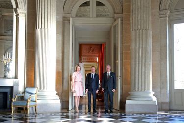 La reine Mathilde avec Donald Tusk et le roi Philippe de Belgique à Bruxelles, le 7 janvier 2015