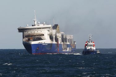 Le Norman Atlantic est entré dans le port de Brindisi après l'incendie qui l'a ravagé