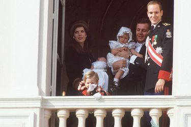 Le prince Albert et la princesse Caroline avec son deuxème mari Stéphano Casiraghi et leurs enfants Andrea, Charlotte et Pierre à Monaco, le 19 n...