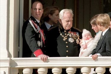 Le prince Rainier III avec le prince Albert et Andrea, Charlotte, Pierre et Alexandra, les enfants de Caroline, à Monaco, le 19 novembre 1999