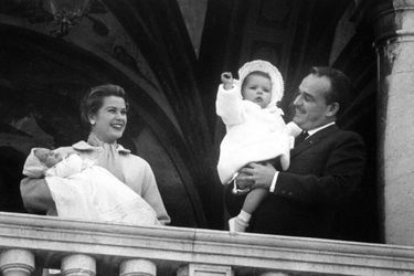 Le prince Rainier III et la princesse Grace avec la princesse Caroline et le prince Albert à Monaco, en mars 1958