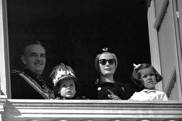 Le prince Rainier III et la princesse Grace avec la princesse Caroline et le prince Albert à Monaco, le 19 novembre 1961