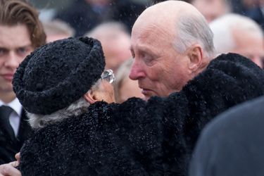 Le roi Harald avec sa soeur la princesse Astrid lors des obsèques de Johan Martin Ferner à Oslo, le 2 février 2015