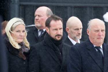 Le roi Harald, le prince Haakon et la princesse Mette-Marit lors des obsèques de Johan Martin Ferner à Oslo, le 2 février 2015